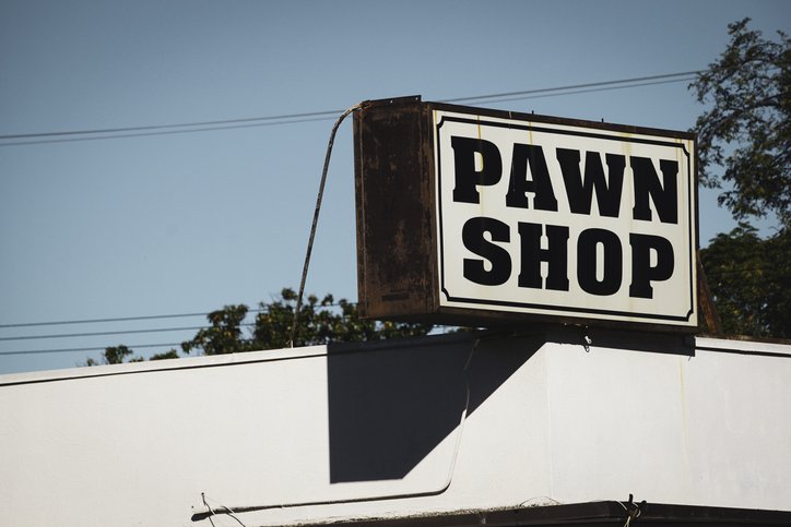 The Pros and Cons of Selling Gold to a Pawn Shop vs. a Gold Buyer
